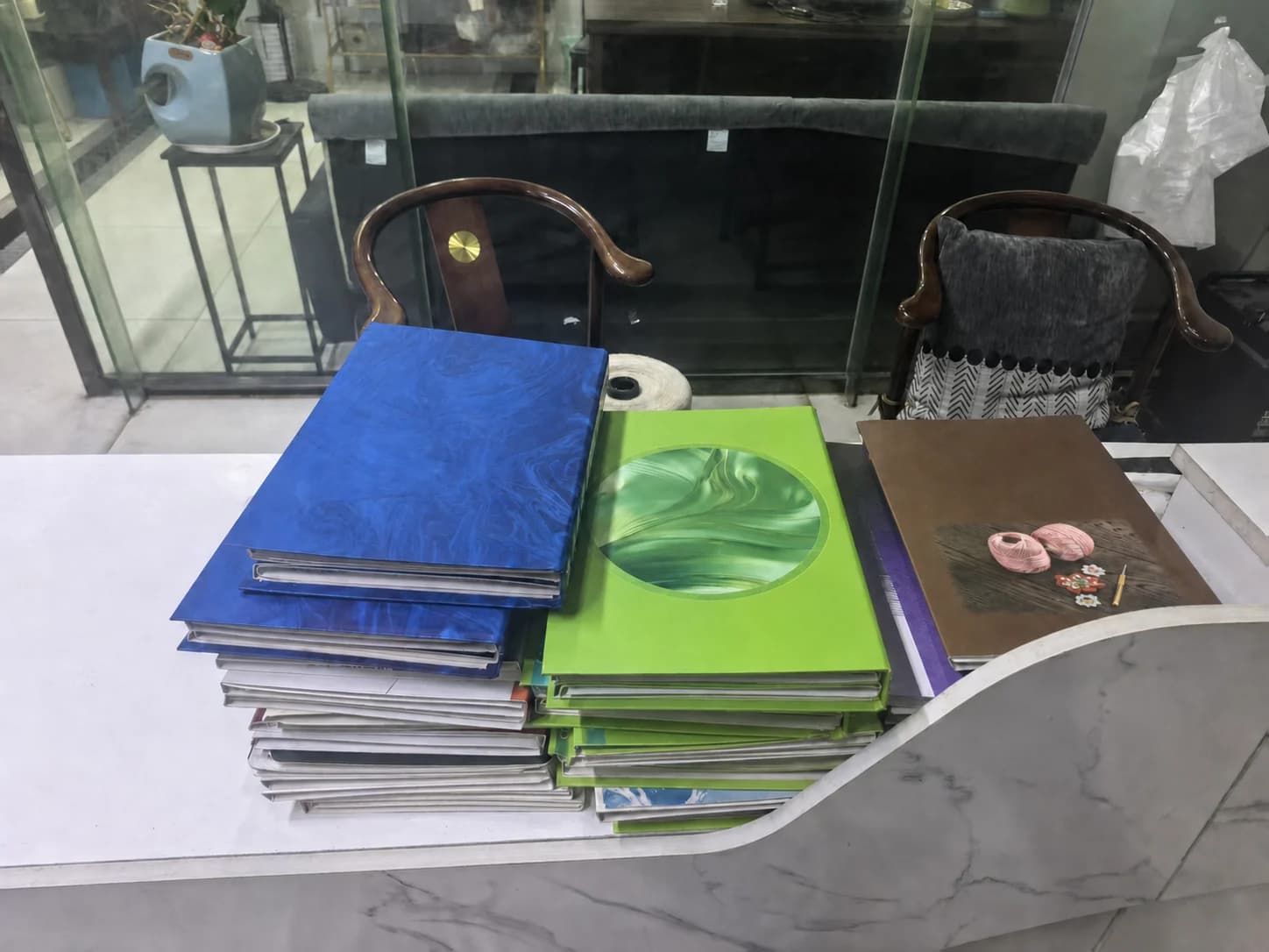 门市看样桌上摆放的纱线色卡册
