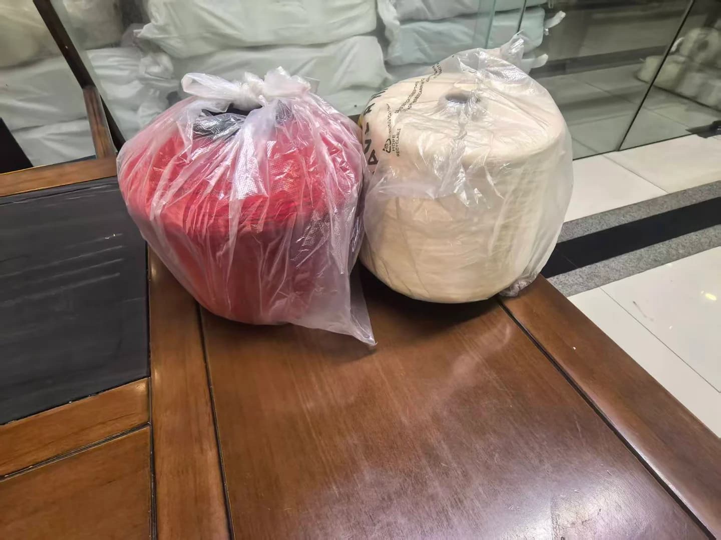 门市内准备沟通寄送的两筒纱线样品